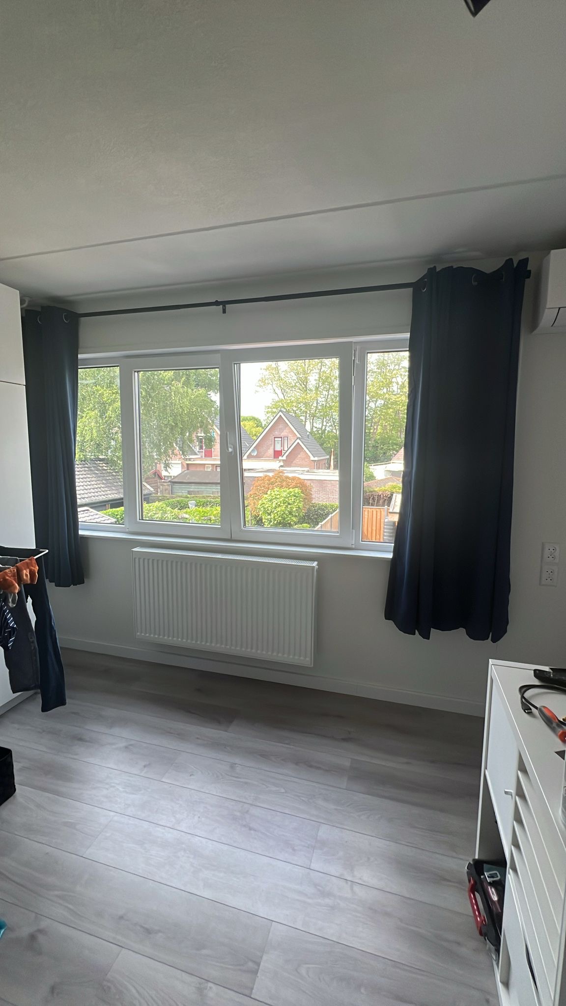 Slaapkamer van binnen met nieuwe kozijnen en betimmering